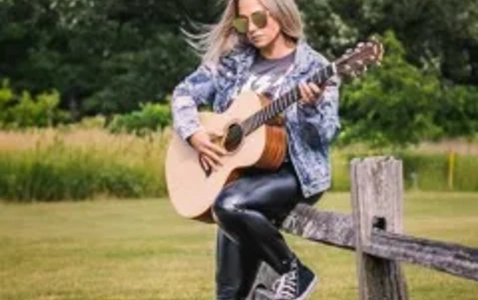 Lunchtime Live featuring Lisa Thomen thumbnail