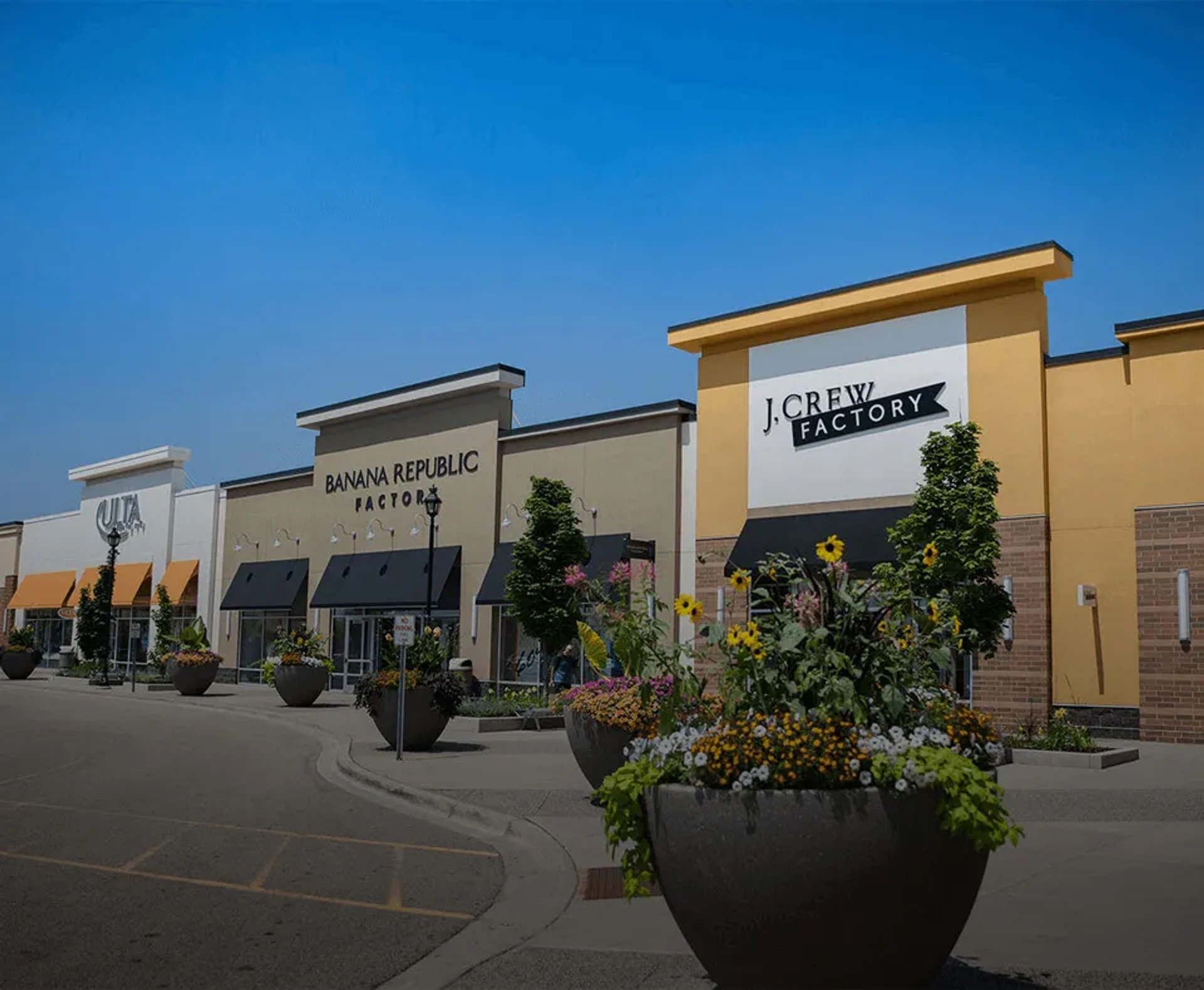 THE SHOPPES AT KNOLLWOOD THE CENTER OF THE COMMUNITY