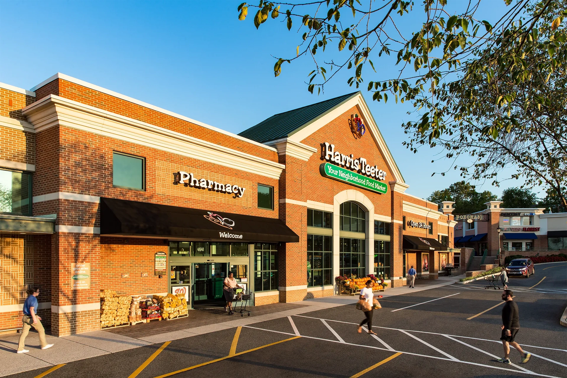 Visit Shoppes at Foxchase